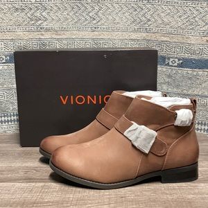 NWT Vionic brown booties